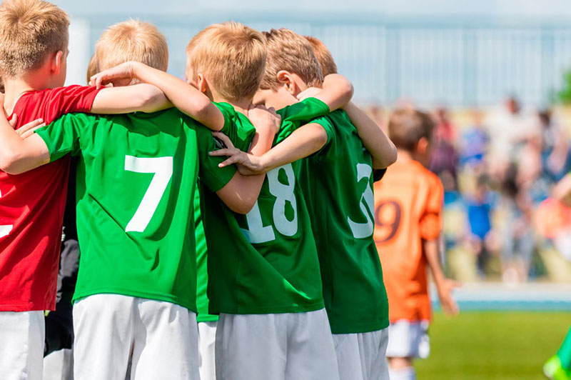 Niños preparando estrategia para un campeonato