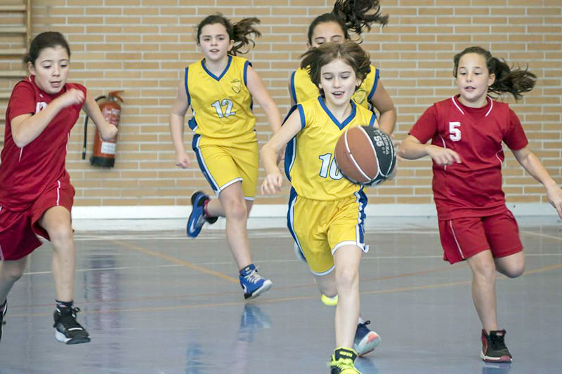 Niños jugando al baloncesto