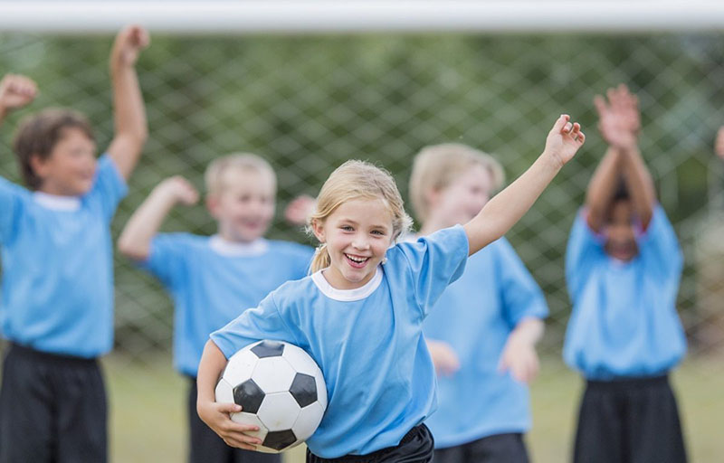 Niños contentos después de hacer deporte