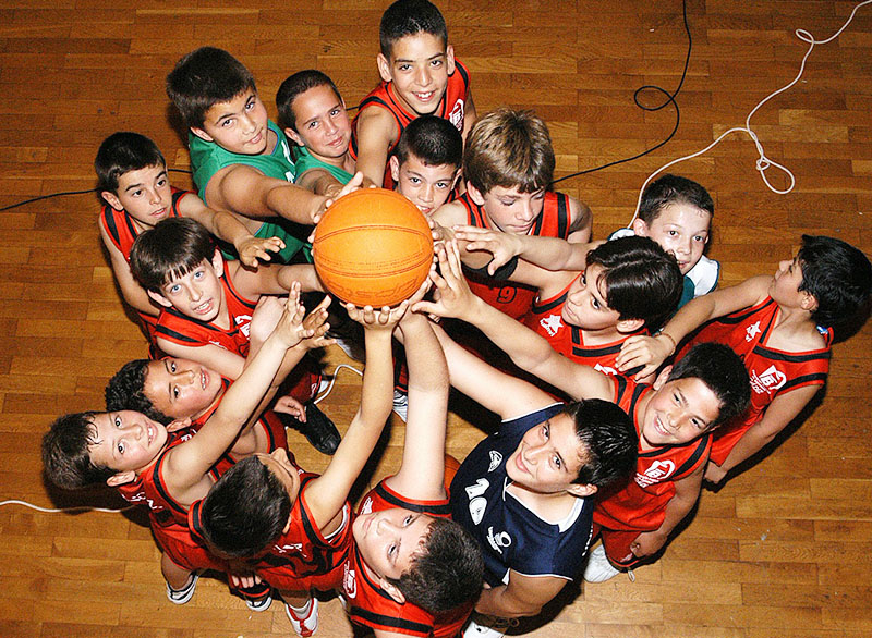 Equipo de chicos jugando al baloncesto